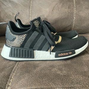 Size 8 women’s Adidas NMD like new